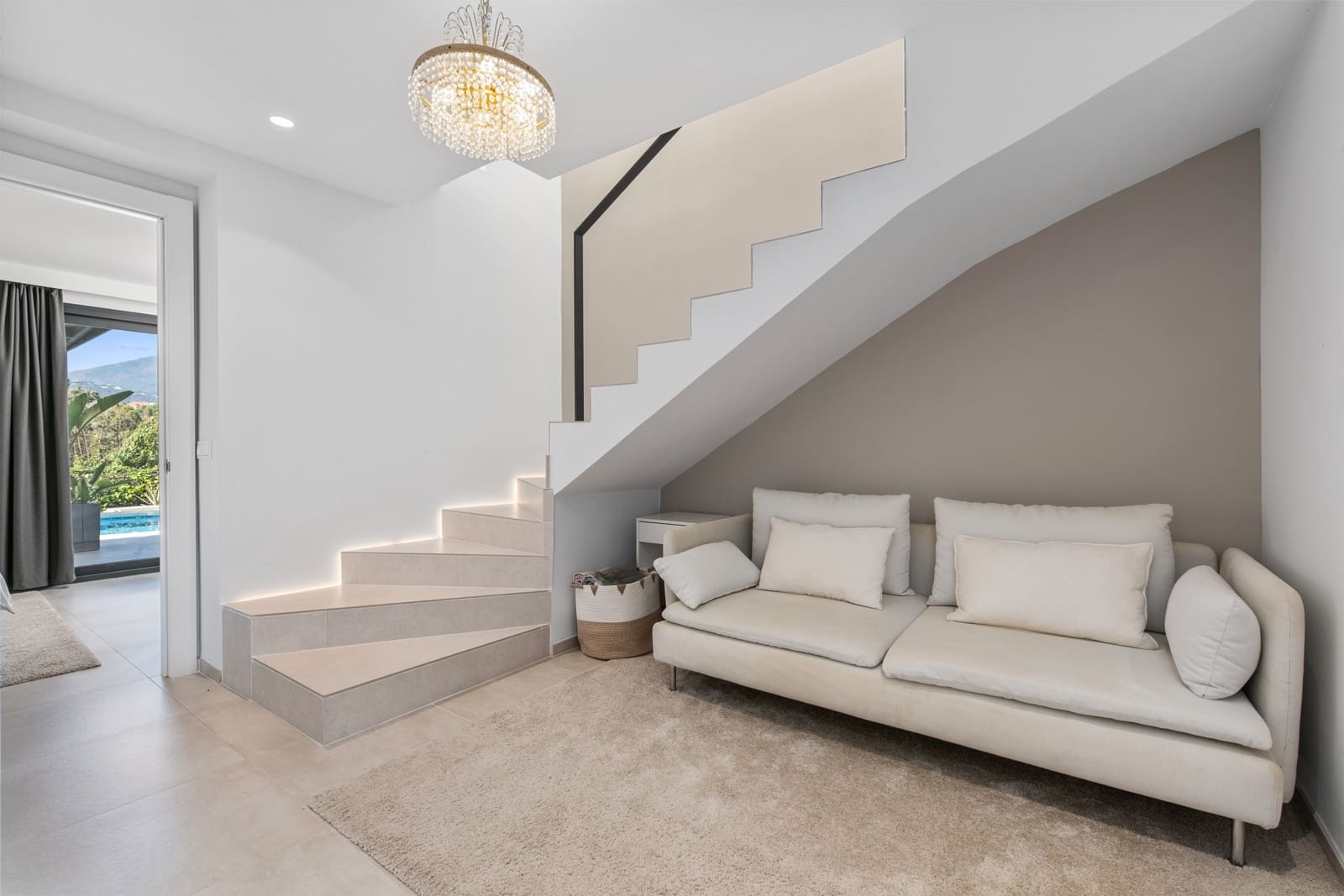 4 soveværelse Villa til salg i Nueva Andalucia med swimmingpool garage - € 1.895.000 (Ref: 9601409)