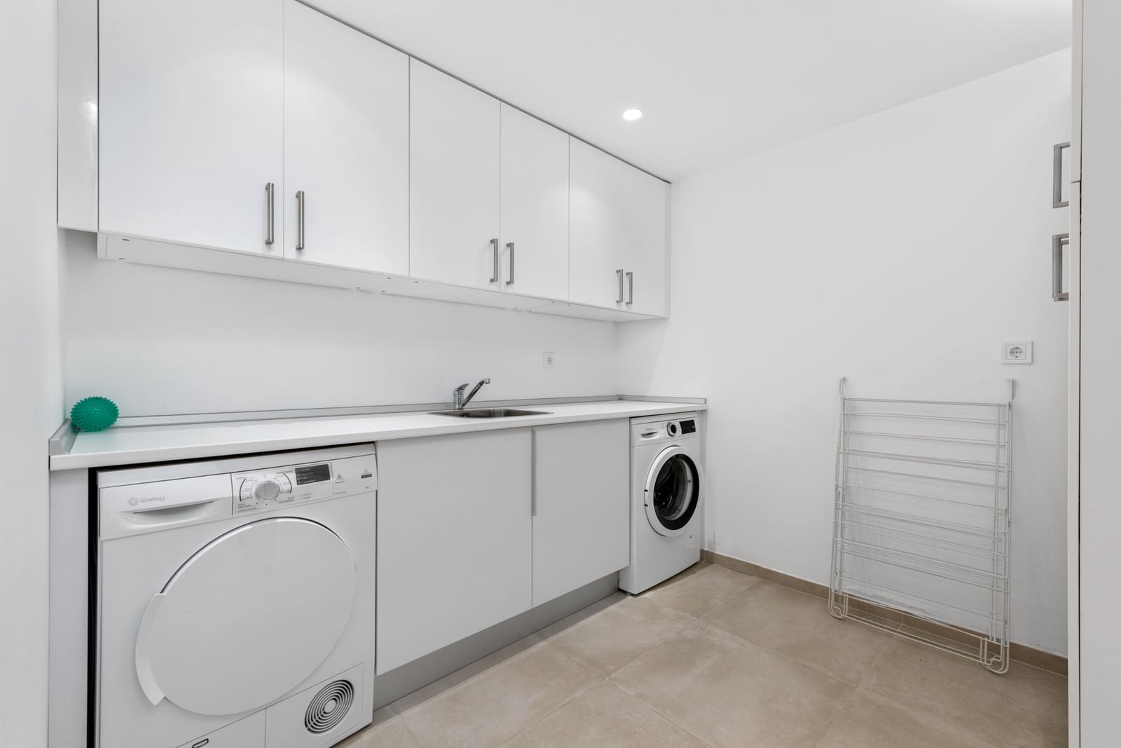 4 soveværelse Villa til salg i Nueva Andalucia med swimmingpool garage - € 1.895.000 (Ref: 9601409)