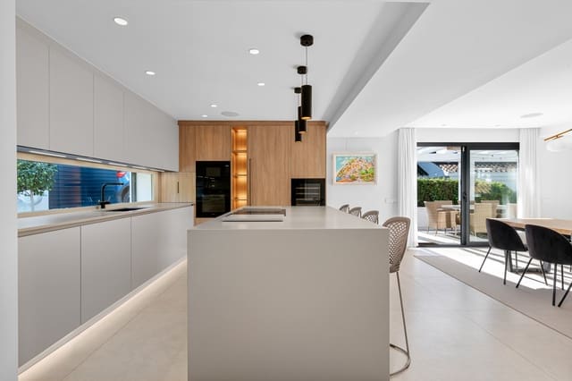 4 soveværelse Villa til salg i Nueva Andalucia, Marbella med swimmingpool garage - € 1.895.000 (Ref: 9601409)