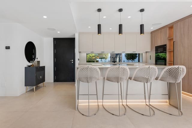 4 soveværelse Villa til salg i Nueva Andalucia, Marbella med swimmingpool garage - € 1.895.000 (Ref: 9601409)