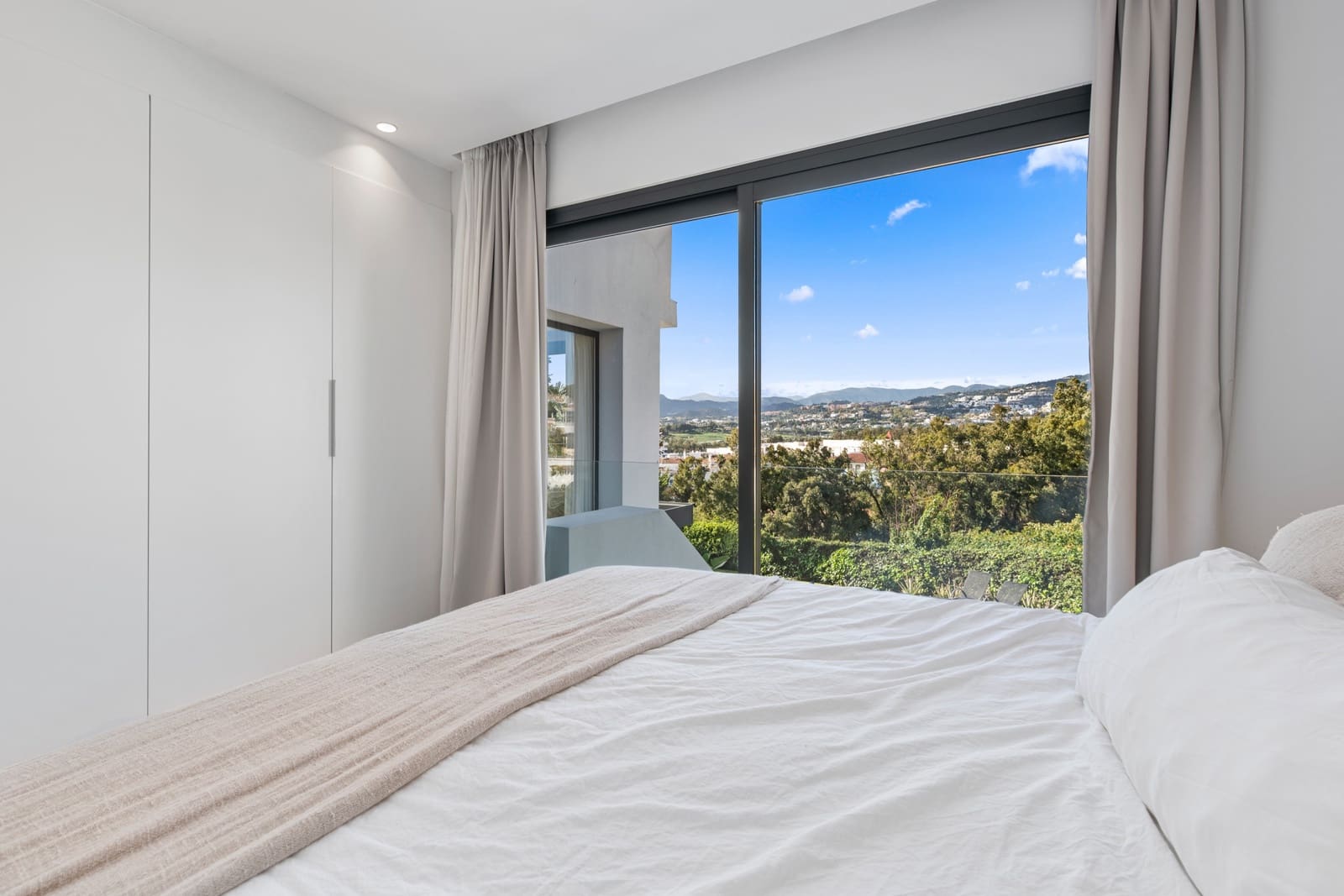 4 soveværelse Villa til salg i Nueva Andalucia med swimmingpool garage - € 1.895.000 (Ref: 9601409)