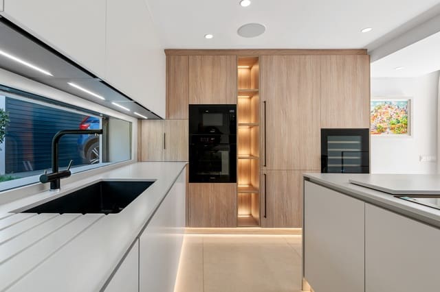 4 soveværelse Villa til salg i Nueva Andalucia, Marbella med swimmingpool garage - € 1.895.000 (Ref: 9601409)