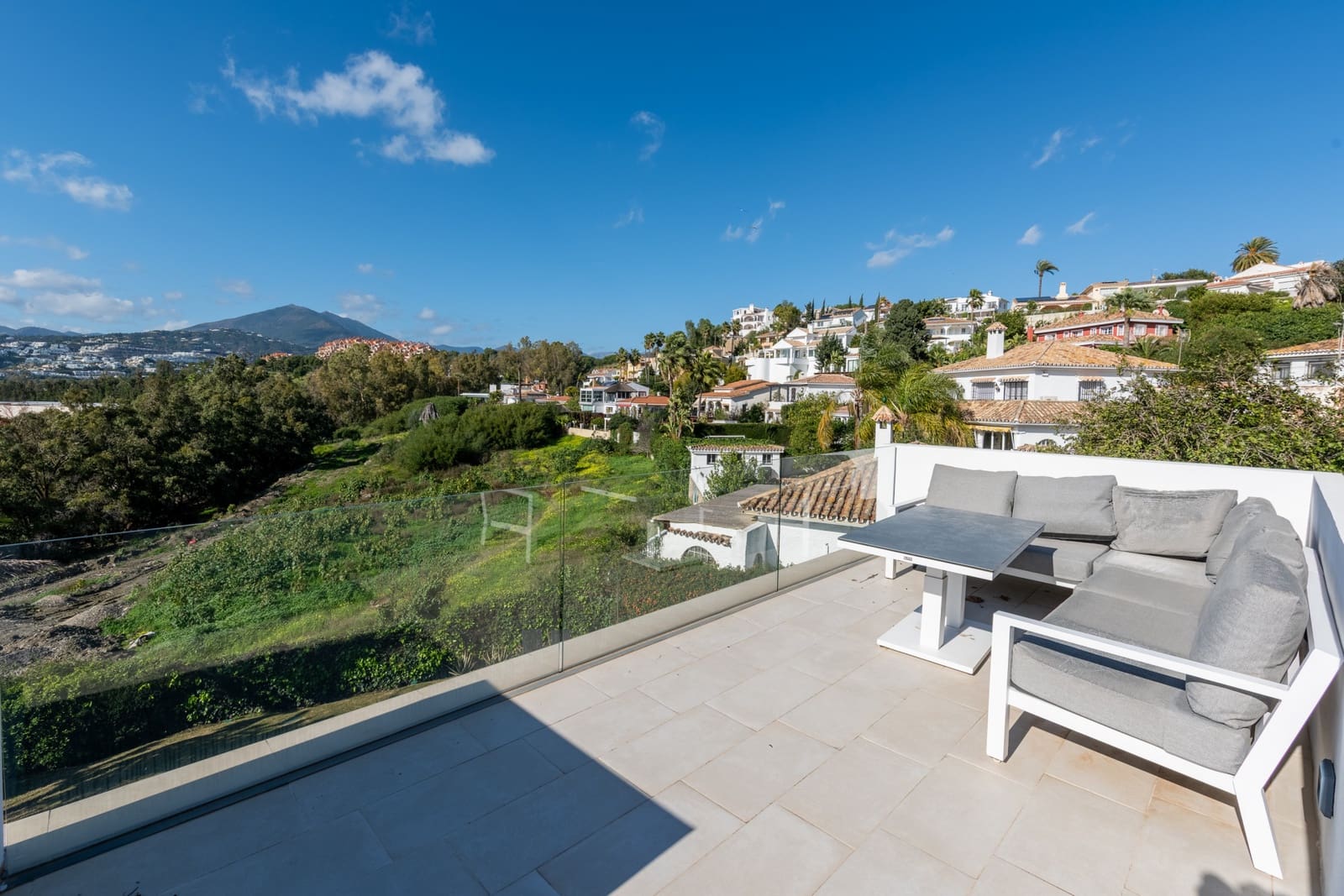 4 soveværelse Villa til salg i Nueva Andalucia med swimmingpool garage - € 1.895.000 (Ref: 9601409)