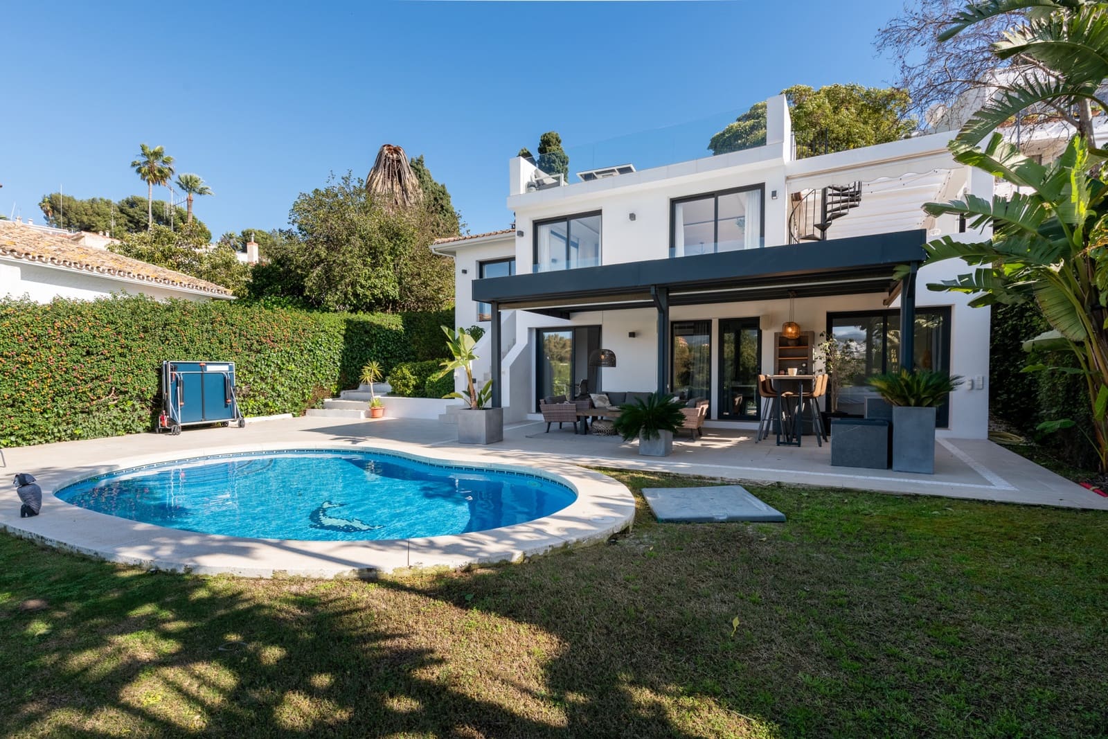 4 soveværelse Villa til salg i Nueva Andalucia med swimmingpool garage - € 1.895.000 (Ref: 9601409)