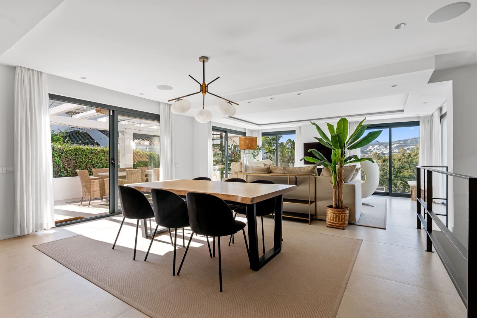 4 slaapkamer Villa te koop in Nueva Andalucia met zwembad garage - € 1.895.000 (Ref: 9601409)