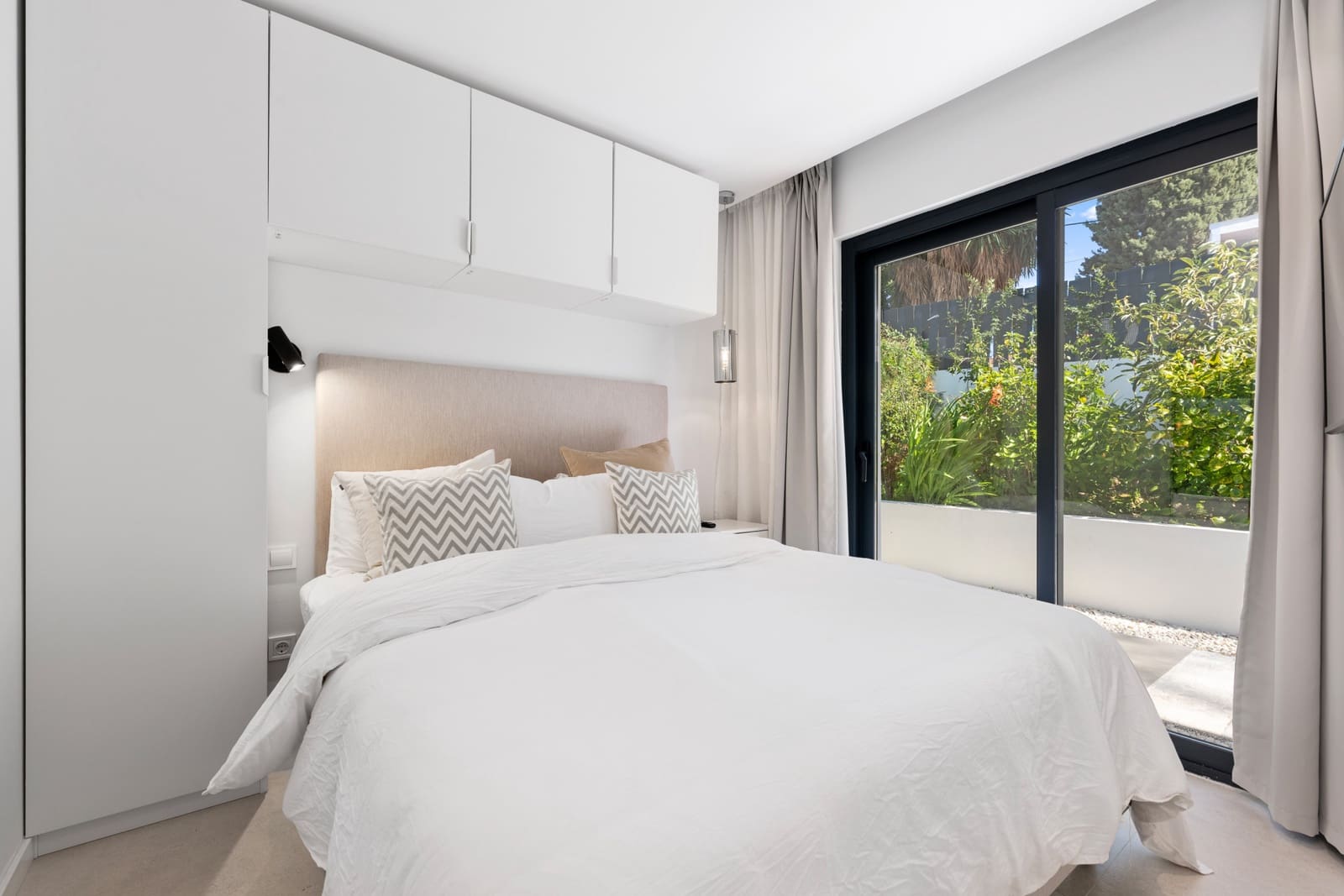 4 slaapkamer Villa te koop in Nueva Andalucia met zwembad garage - € 1.895.000 (Ref: 9601409)