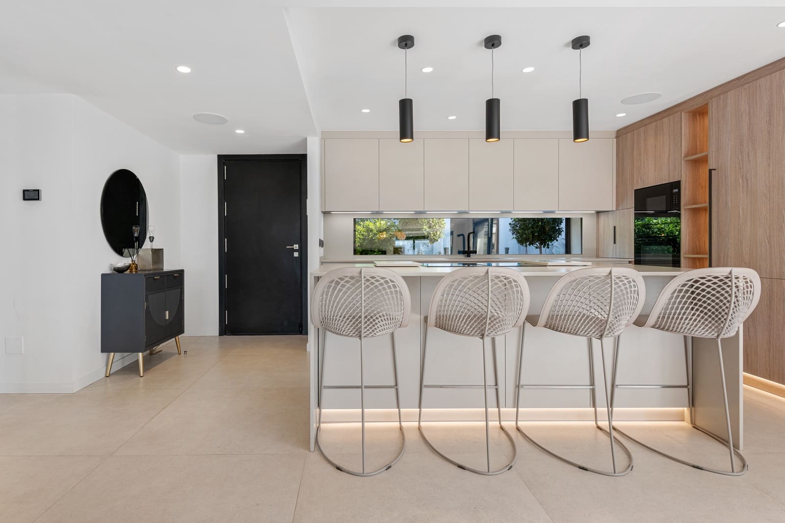 4 slaapkamer Villa te koop in Nueva Andalucia met zwembad garage - € 1.895.000 (Ref: 9601409)