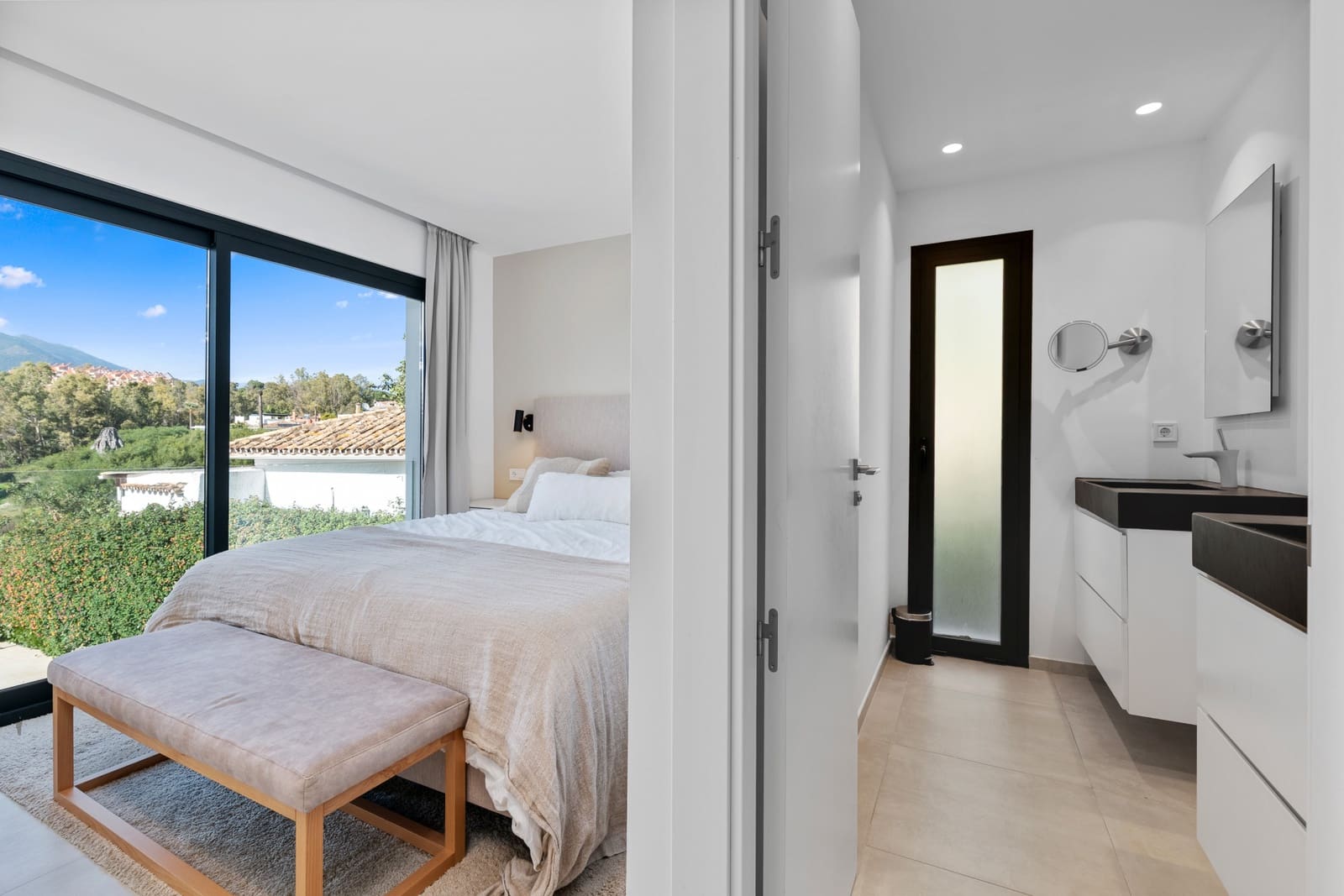 4 slaapkamer Villa te koop in Nueva Andalucia met zwembad garage - € 1.895.000 (Ref: 9601409)