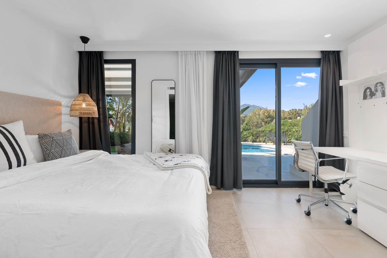 4 slaapkamer Villa te koop in Nueva Andalucia met zwembad garage - € 1.895.000 (Ref: 9601409)