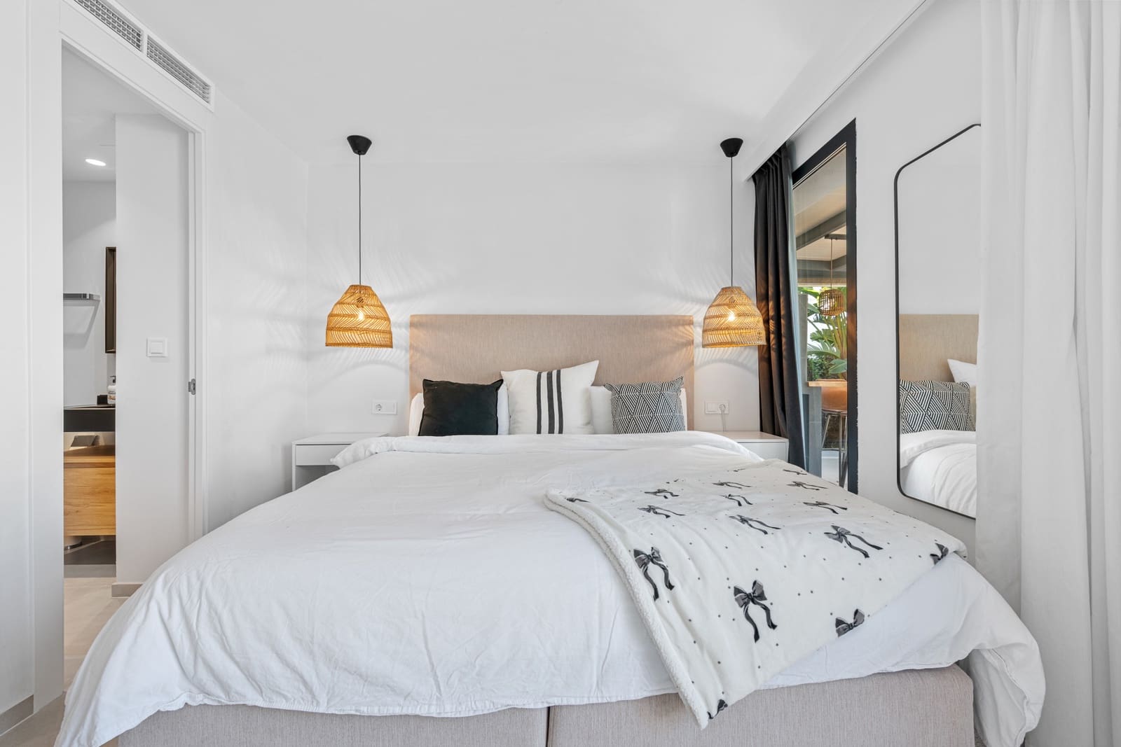 4 slaapkamer Villa te koop in Nueva Andalucia met zwembad garage - € 1.895.000 (Ref: 9601409)