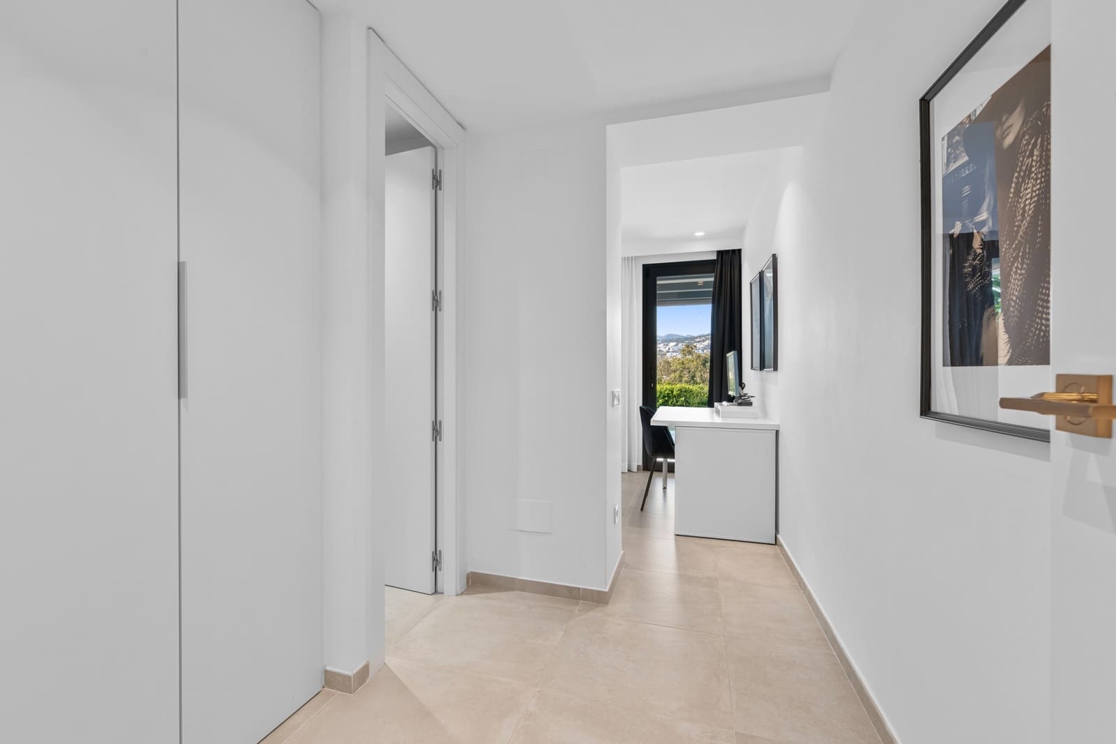 4 slaapkamer Villa te koop in Nueva Andalucia met zwembad garage - € 1.895.000 (Ref: 9601409)