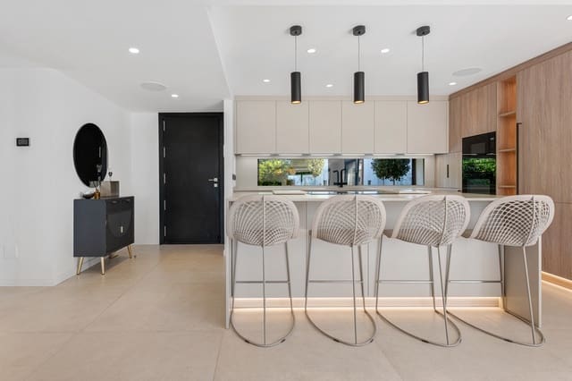 4 sypialnia Willa na sprzedaż w Nueva Andalucia, Marbella z basenem garażem - 1 895 000 € (Ref: 9601409)