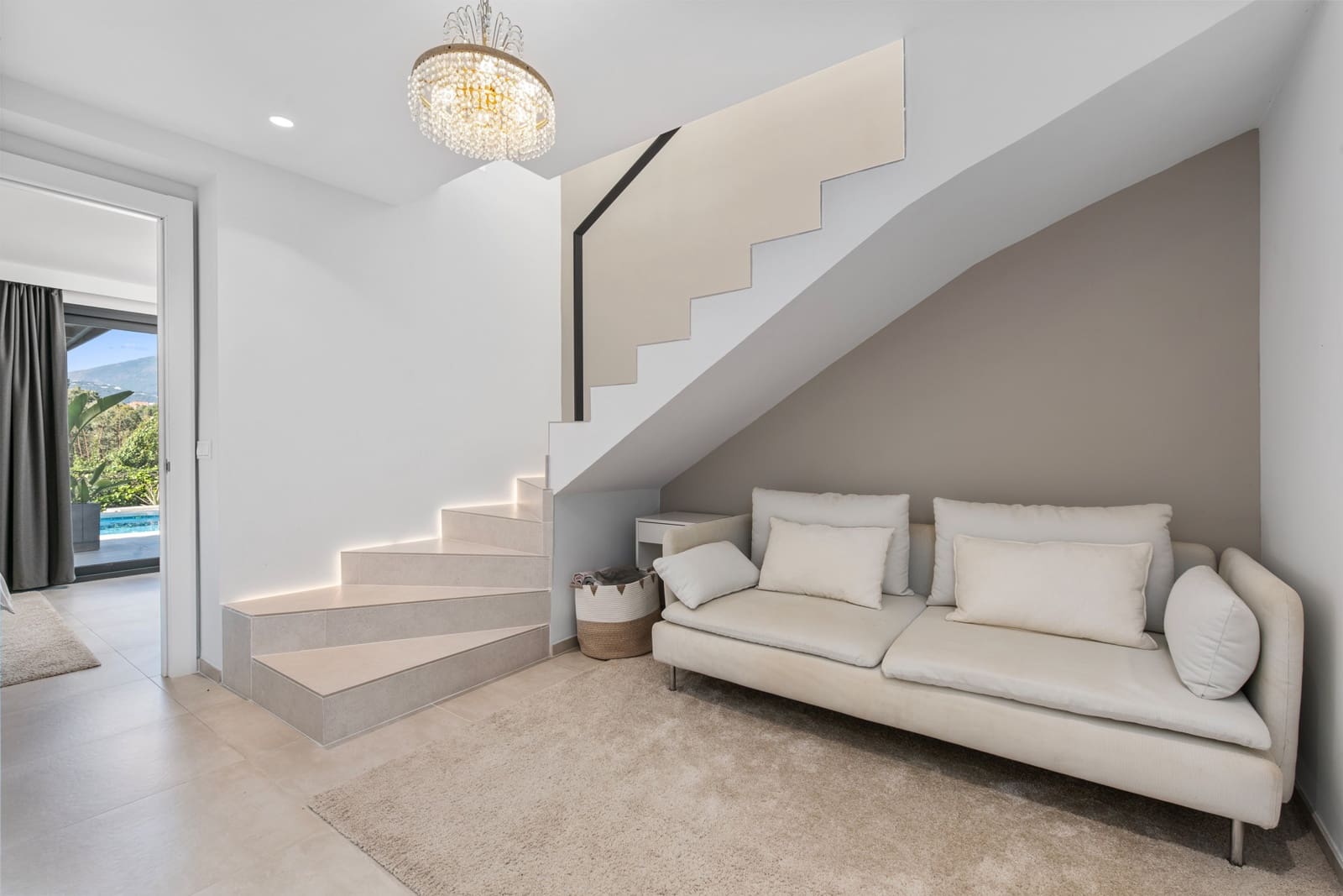 4 slaapkamer Villa te koop in Nueva Andalucia met zwembad garage - € 1.895.000 (Ref: 9601409)