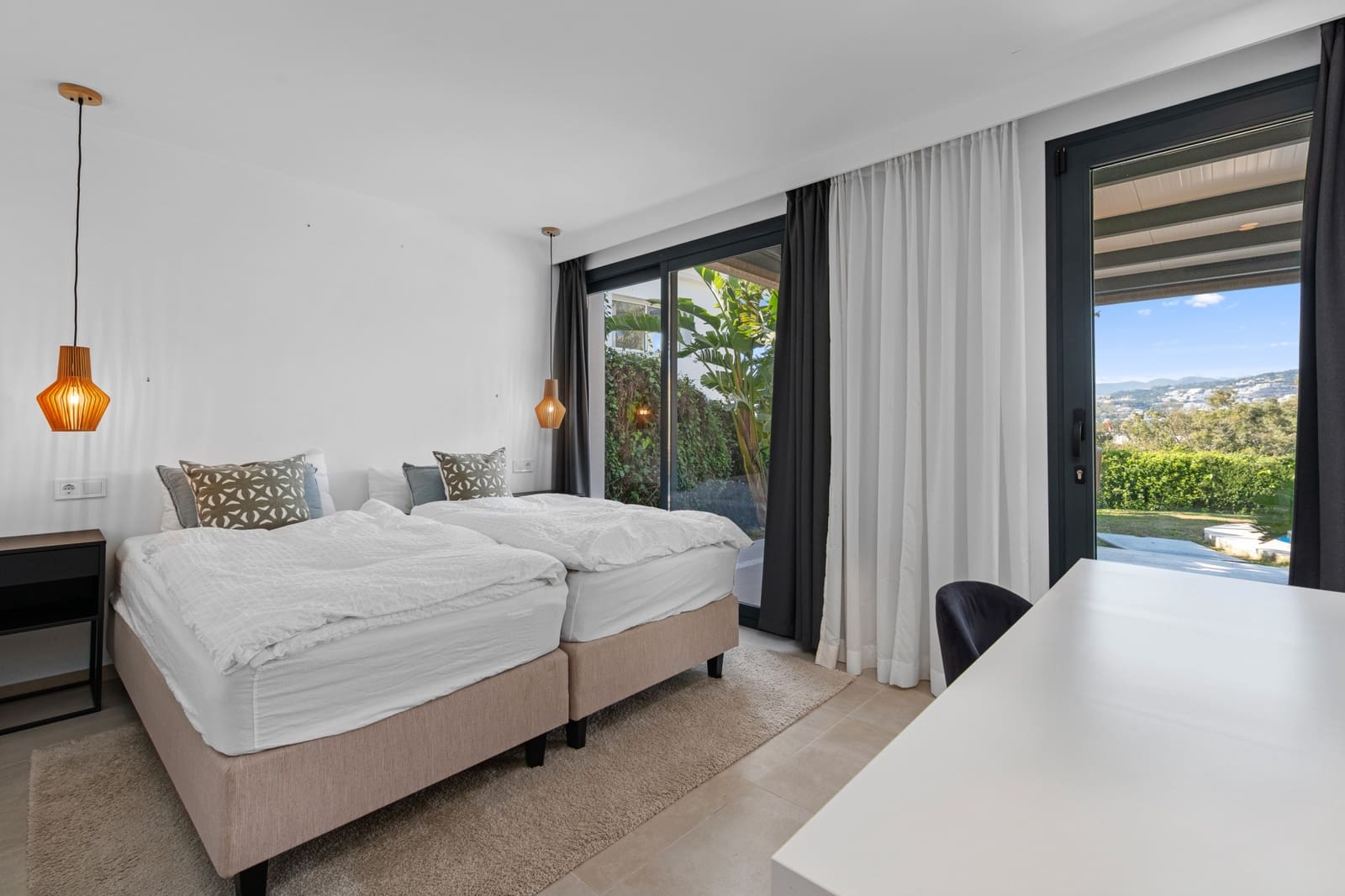 4 slaapkamer Villa te koop in Nueva Andalucia met zwembad garage - € 1.895.000 (Ref: 9601409)