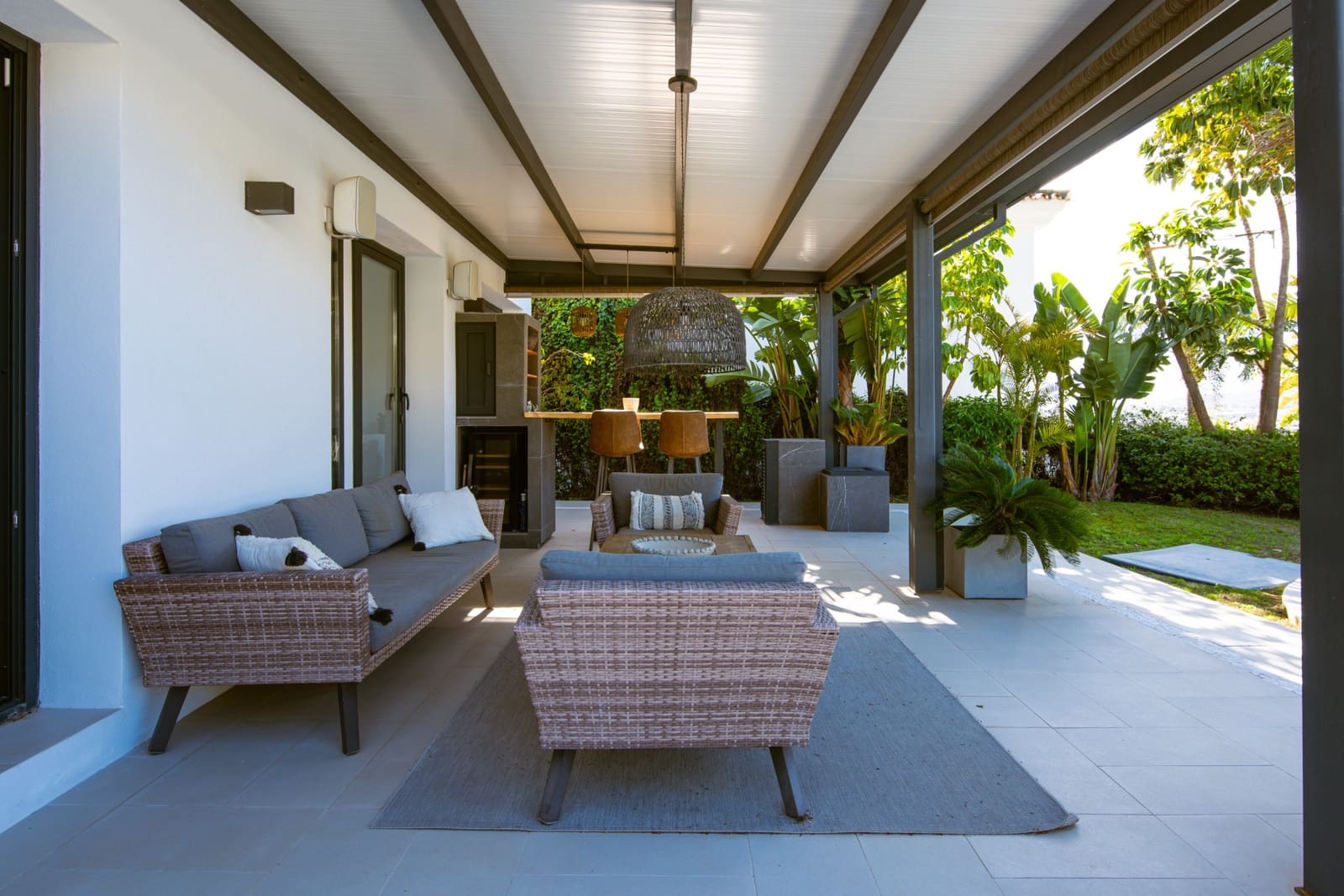 4 slaapkamer Villa te koop in Nueva Andalucia met zwembad garage - € 1.895.000 (Ref: 9601409)