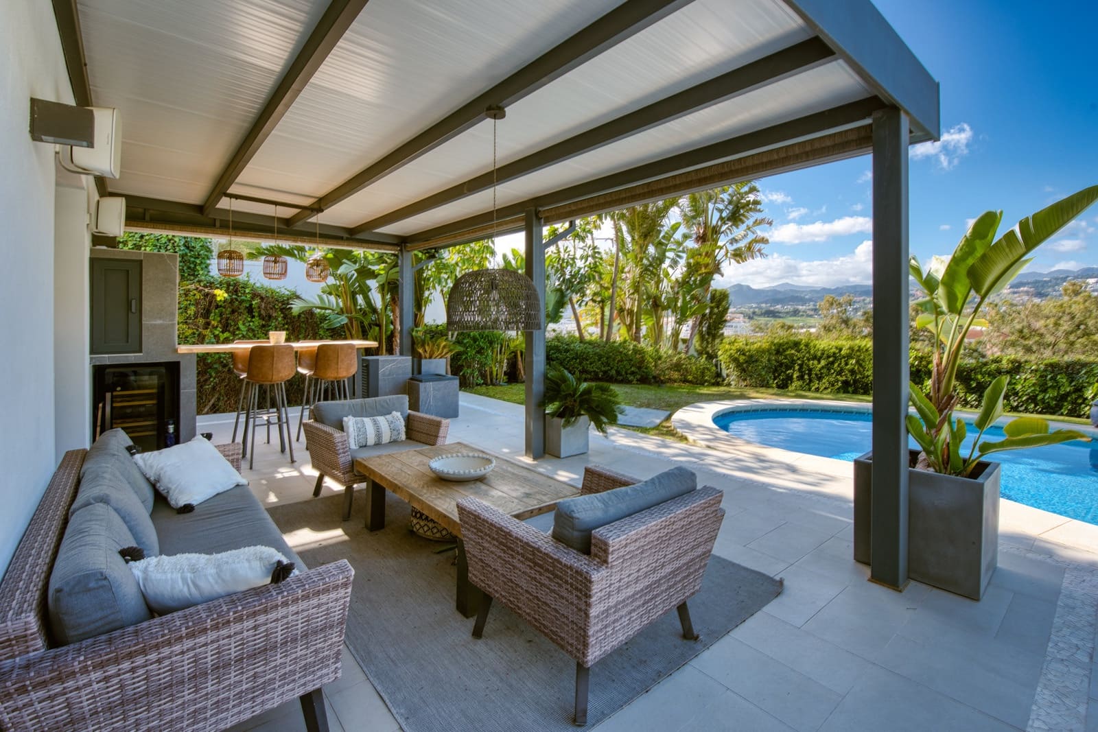 4 slaapkamer Villa te koop in Nueva Andalucia met zwembad garage - € 1.895.000 (Ref: 9601409)