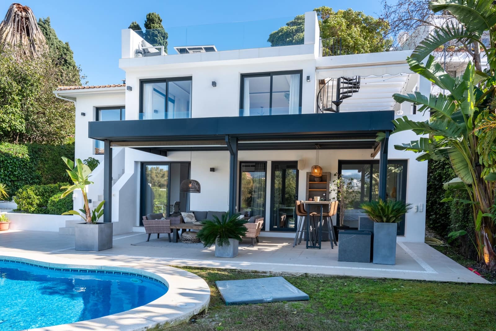 4 slaapkamer Villa te koop in Nueva Andalucia met zwembad garage - € 1.895.000 (Ref: 9601409)