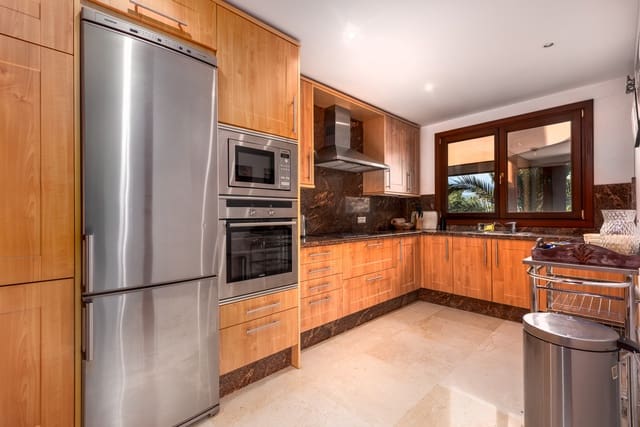 3 chambre Appartement à vendre à Estepona avec piscine garage - 999 000 € (Ref: 9734118)