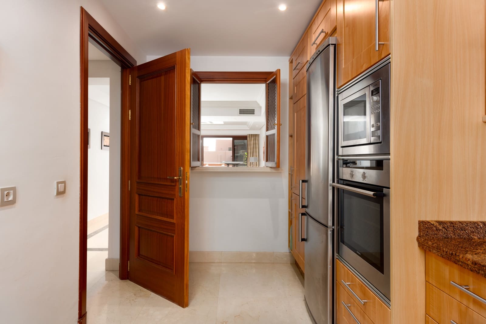 3 Zimmer Apartment zu verkaufen in Estepona mit Pool Garage - 999.000 € (Ref: 9734118)
