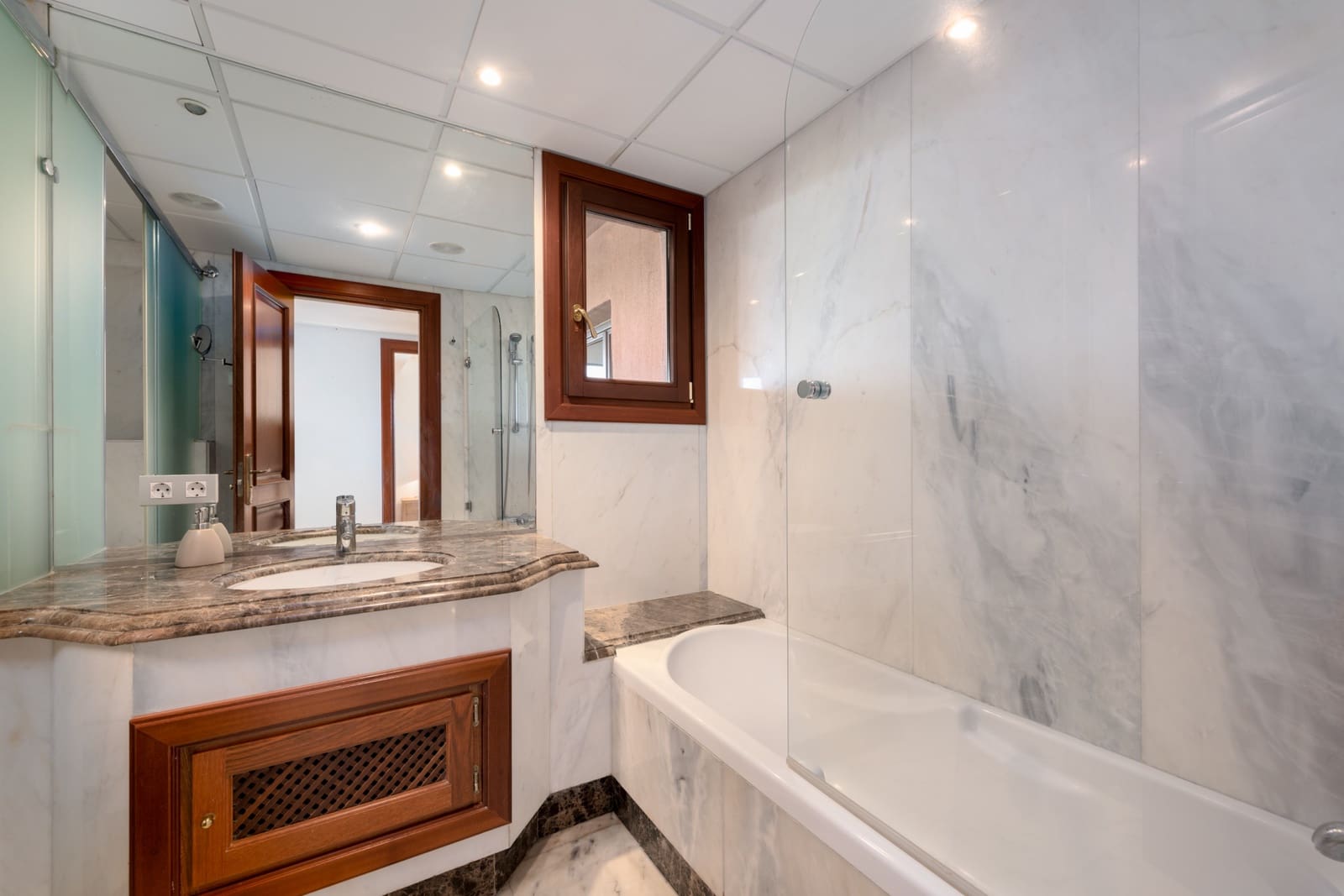 3 Zimmer Apartment zu verkaufen in Estepona mit Pool Garage - 999.000 € (Ref: 9734118)