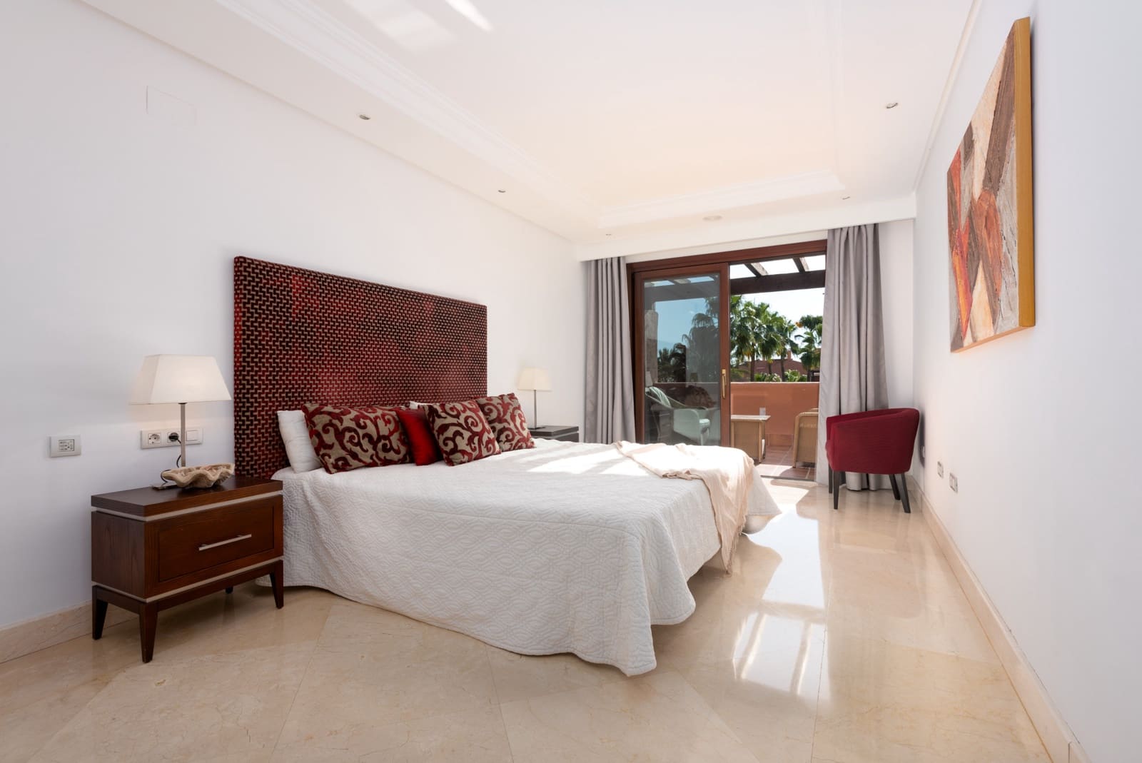 3 Zimmer Apartment zu verkaufen in Estepona mit Pool Garage - 999.000 € (Ref: 9734118)