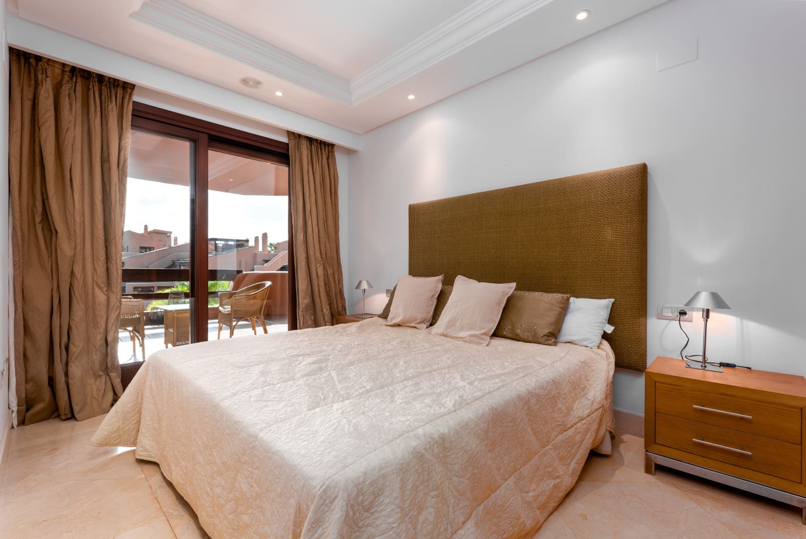 3 Zimmer Apartment zu verkaufen in Estepona mit Pool Garage - 999.000 € (Ref: 9734118)
