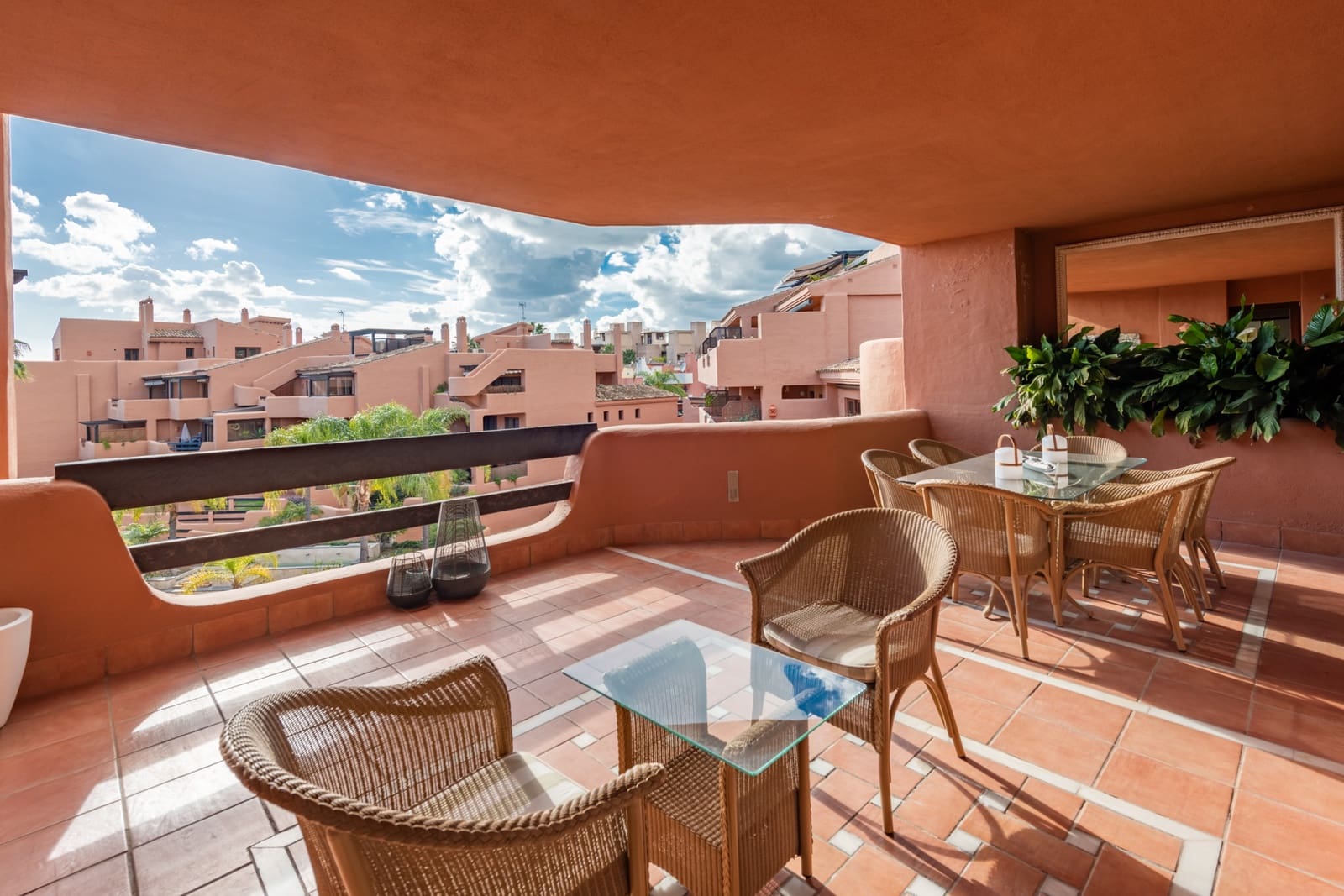 3 Zimmer Apartment zu verkaufen in Estepona mit Pool Garage - 999.000 € (Ref: 9734118)