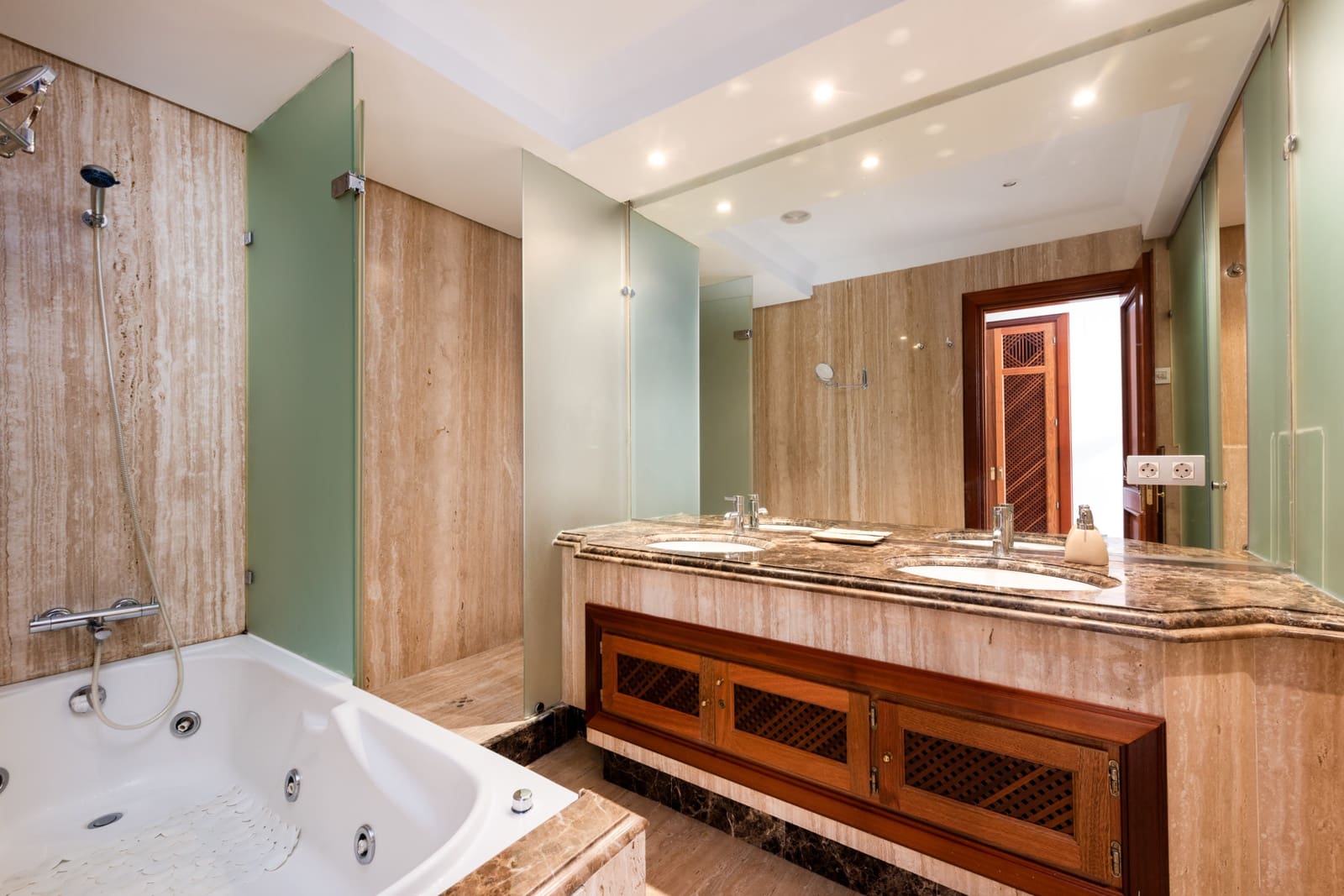 3 Zimmer Apartment zu verkaufen in Estepona mit Pool Garage - 999.000 € (Ref: 9734118)