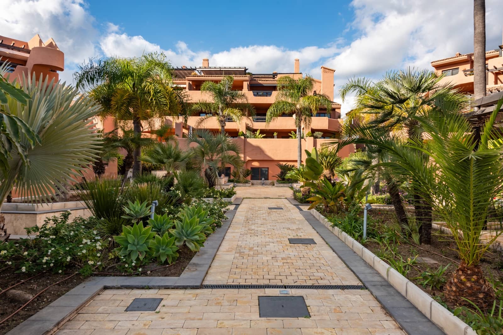 3 Zimmer Apartment zu verkaufen in Estepona mit Pool Garage - 999.000 € (Ref: 9734118)