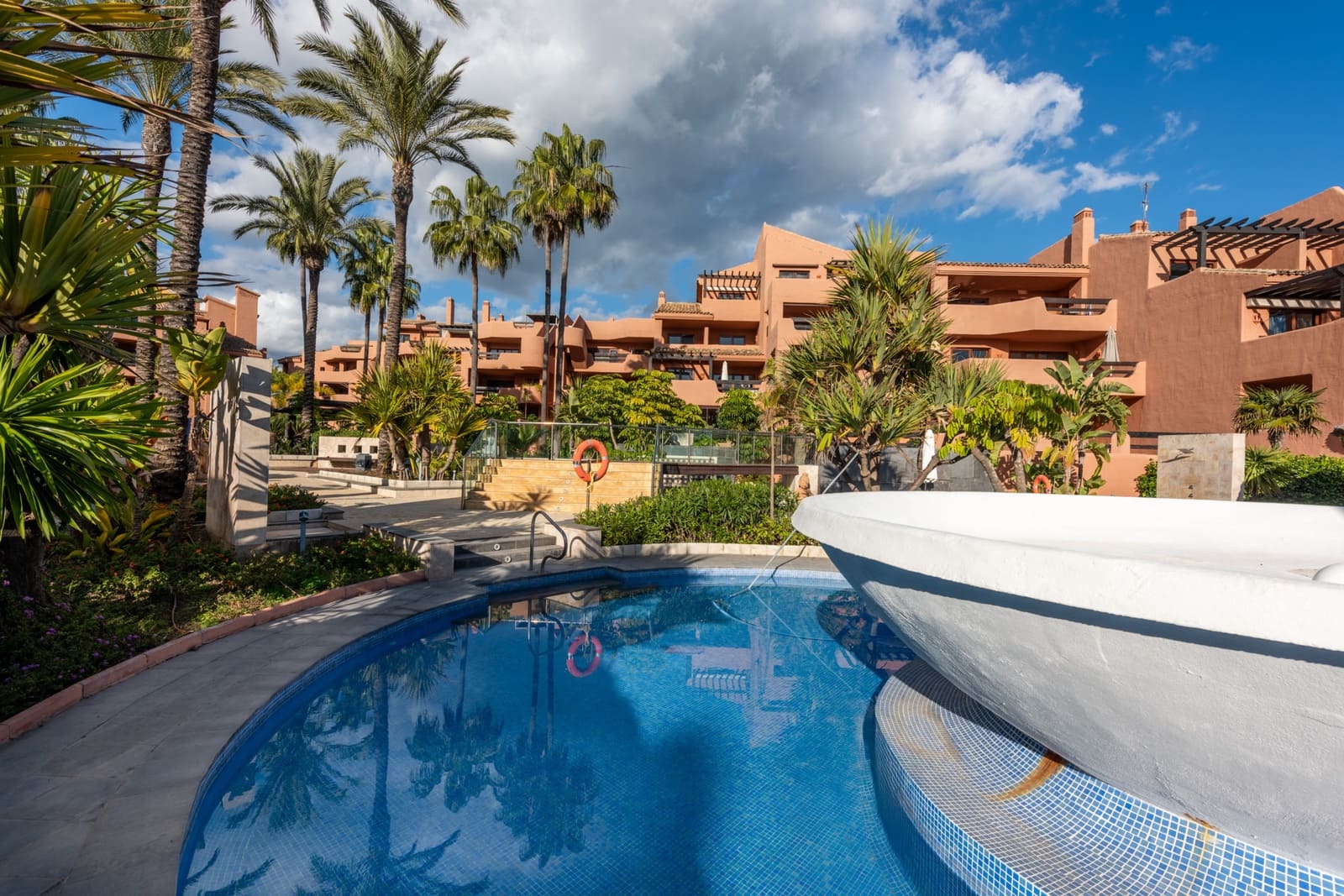 3 Zimmer Apartment zu verkaufen in Estepona mit Pool Garage - 999.000 € (Ref: 9734118)