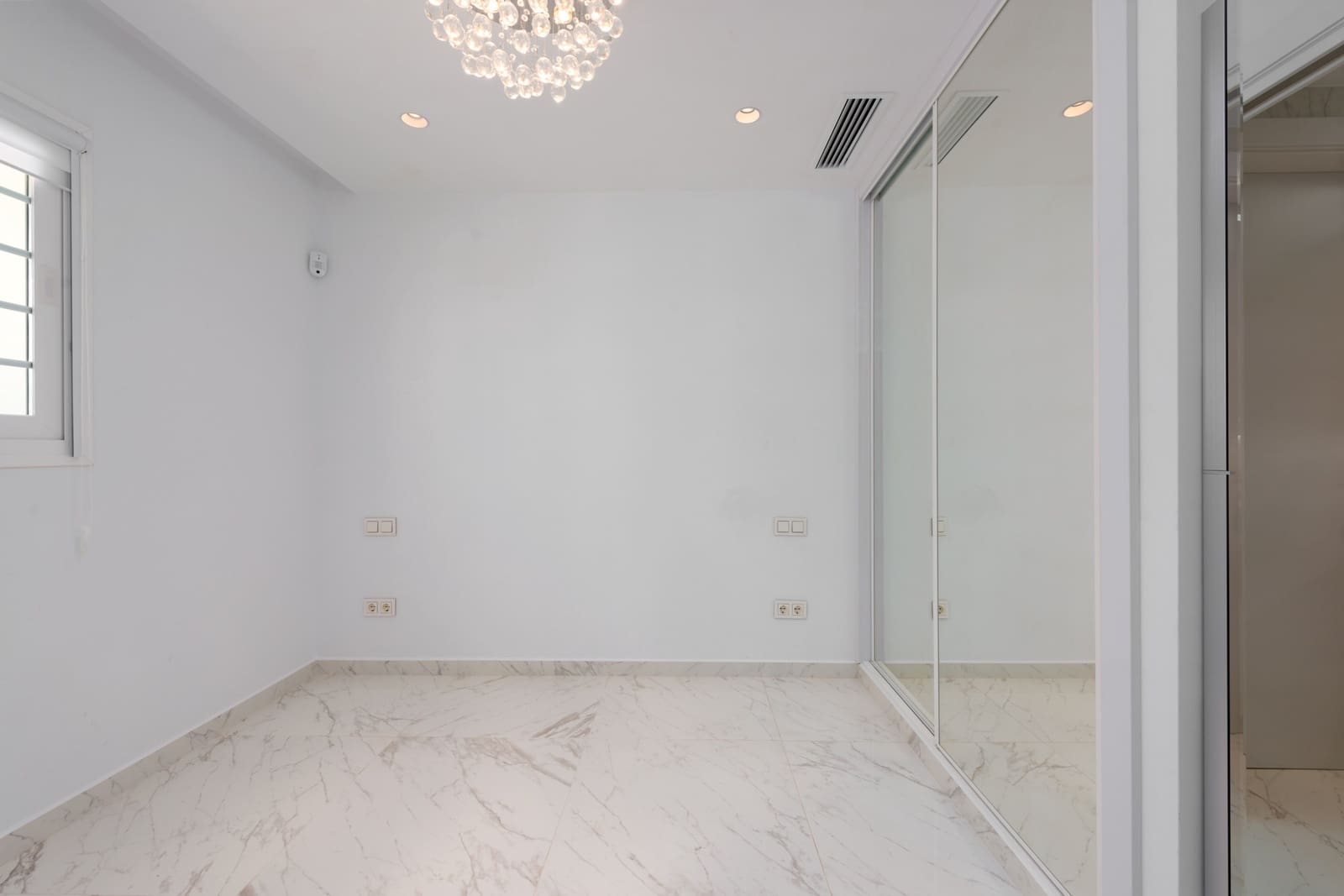 3 sovrum Hus till salu i Marbella med pool garage - 1 050 000 € (Ref: 9734119)