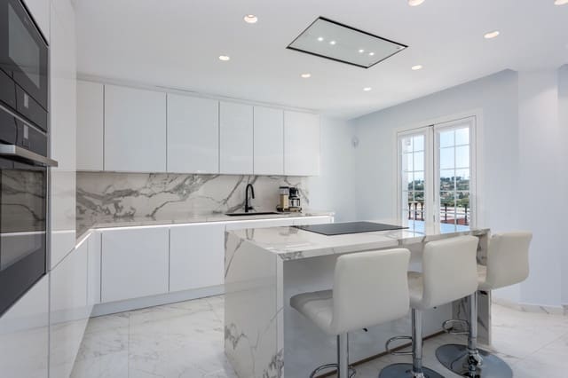 3 chambre Maison de Ville à vendre à Marbella avec piscine garage - 1 050 000 € (Ref: 9734119)