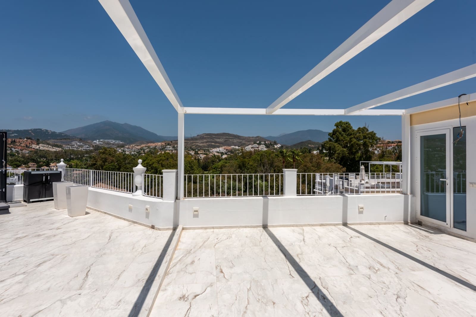 3 sovrum Hus till salu i Marbella med pool garage - 1 050 000 € (Ref: 9734119)