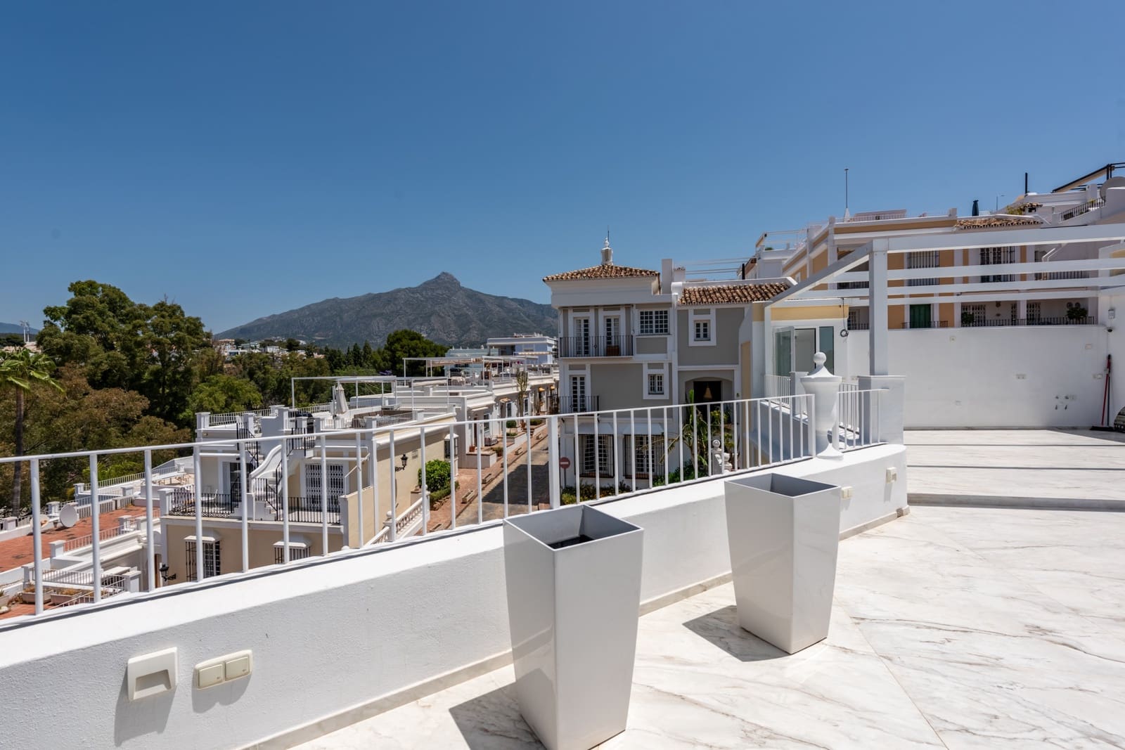 3 sovrum Hus till salu i Marbella med pool garage - 1 050 000 € (Ref: 9734119)