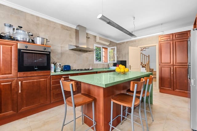 4 Zimmer Villa zu verkaufen in San Pedro de Alcantara, Marbella - 1.850.000 € (Ref: 9898563)