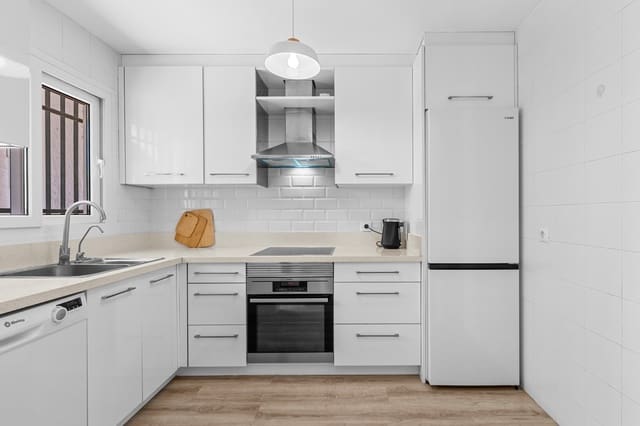 2 soveværelse Semi-Rækkehus til salg i San Pedro de Alcantara, Marbella med swimmingpool garage - € 625.000 (Ref: 9938771)
