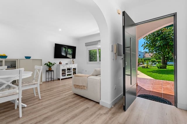 2 soveværelse Semi-Rækkehus til salg i San Pedro de Alcantara, Marbella med swimmingpool garage - € 625.000 (Ref: 9938771)