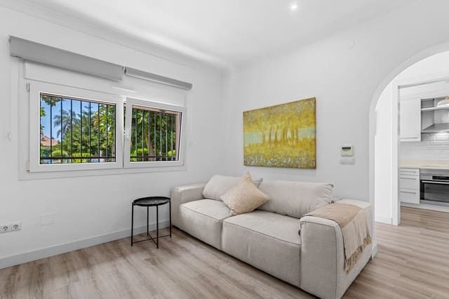 2 soveværelse Semi-Rækkehus til salg i San Pedro de Alcantara, Marbella med swimmingpool garage - € 625.000 (Ref: 9938771)