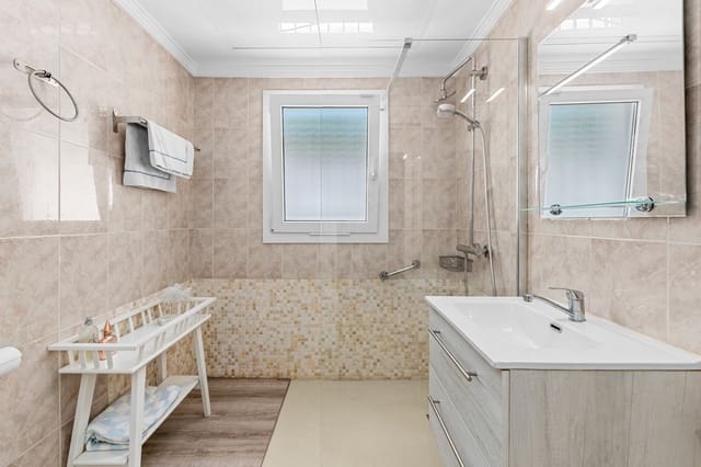2 soveværelse Semi-Rækkehus til salg i San Pedro de Alcantara, Marbella med swimmingpool garage - € 625.000 (Ref: 9938771)
