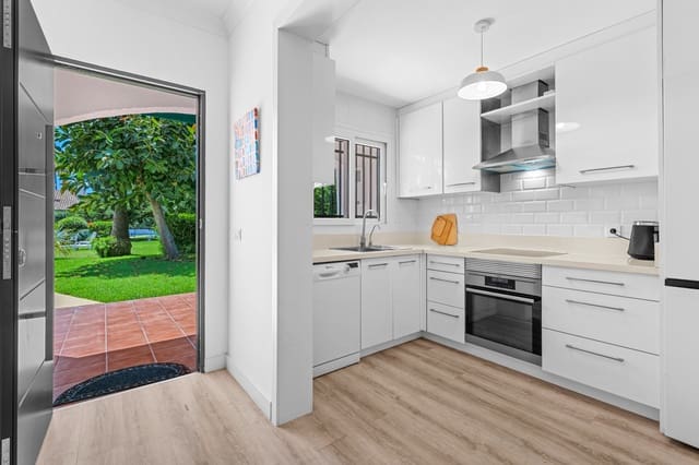 2 soveværelse Semi-Rækkehus til salg i San Pedro de Alcantara, Marbella med swimmingpool garage - € 625.000 (Ref: 9938771)