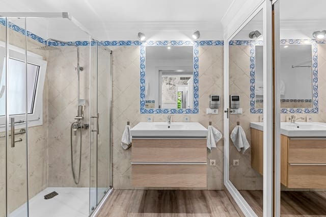 2 soveværelse Semi-Rækkehus til salg i San Pedro de Alcantara, Marbella med swimmingpool garage - € 625.000 (Ref: 9938771)