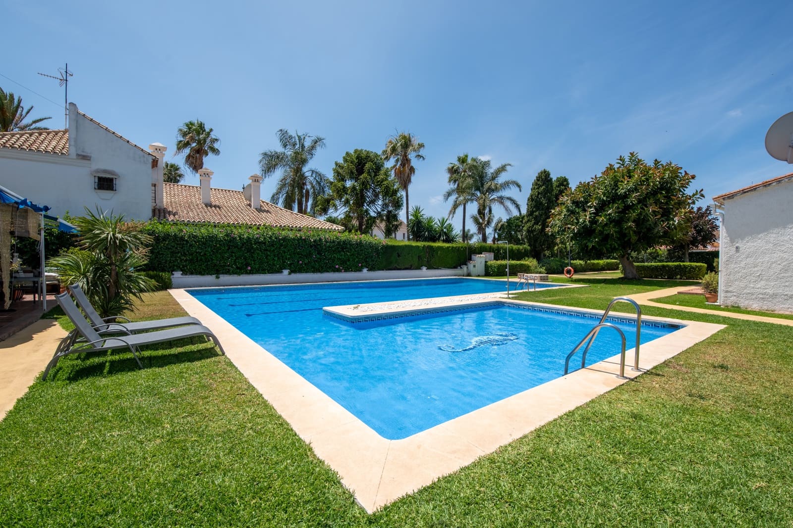 2 bedroom Semi-detached Villa for sale in San Pedro de Alcantara with pool garage - € 625,000 (Ref: 9938771)