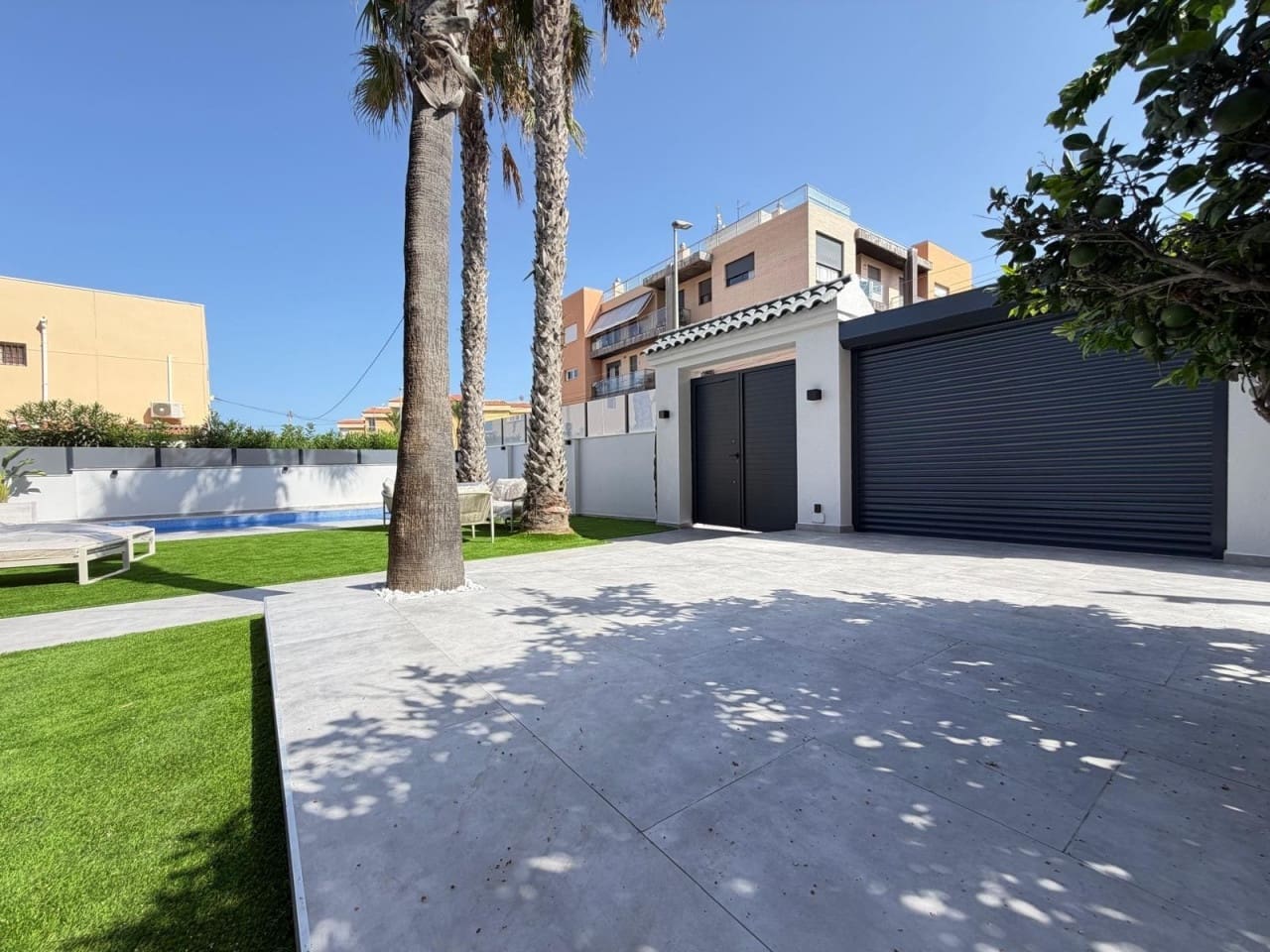 4 Zimmer Villa zu verkaufen in Punta Prima mit Pool Garage - 749.000 € (Ref: 10021340)