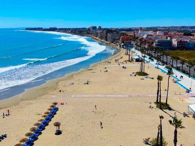 4 soveværelse Byhus til salg i Playa de los Náufragos, Torrevieja med swimmingpool - € 240.000 (Ref: 10038542)
