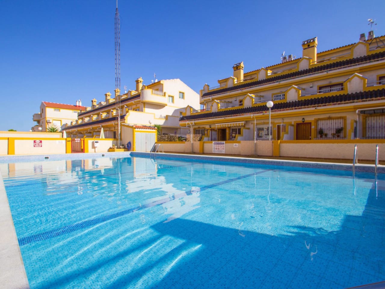 3 chambre Maison de Ville à vendre à Playa Flamenca avec piscine - 189 000 € (Ref: 10150528)