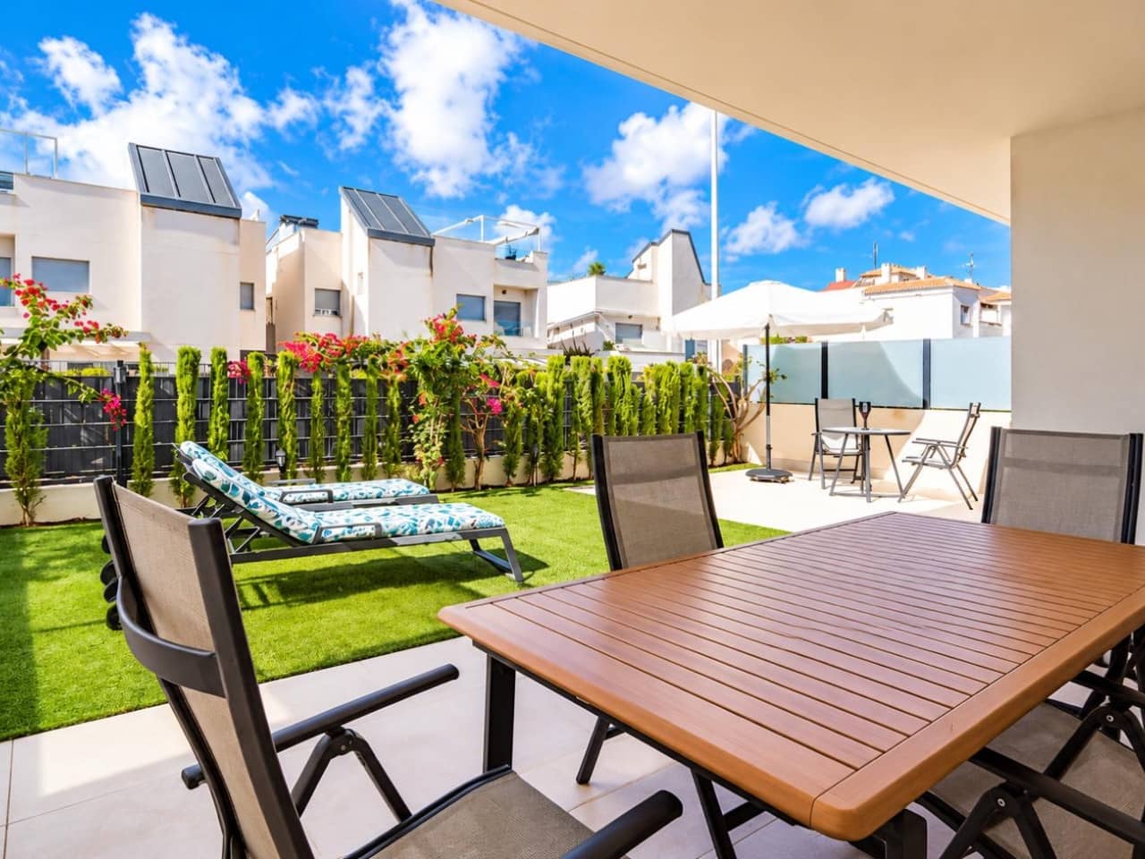 2 soverom Villa til salgs i La Veleta med svømmebasseng garasje - € 359 000 (Ref: 10165817)