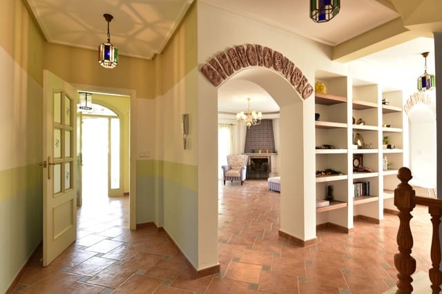 7 slaapkamer Villa te koop in Villamartin, Orihuela met zwembad - € 1.300.000 (Ref: 6560240)
