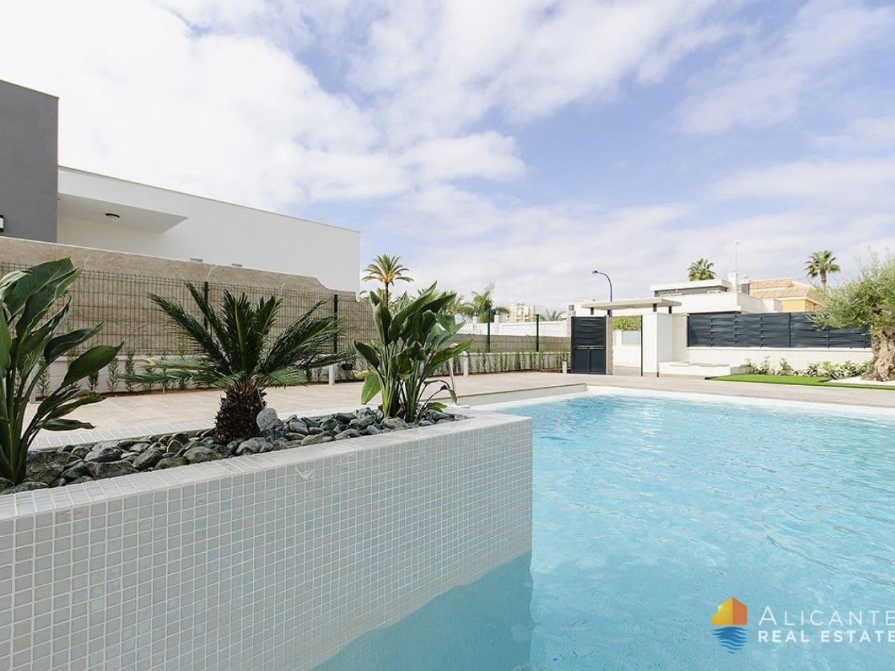 4 slaapkamer Villa te koop in Campoamor met zwembad - € 995.000 (Ref: 7558829)
