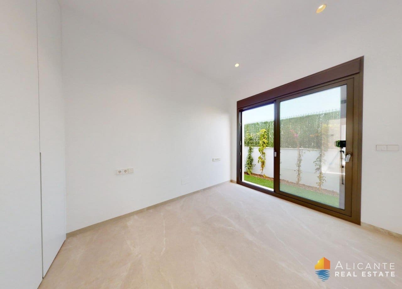 Chalet de 3 habitaciones en Los Alcázares en venta con piscina - 689.900 € (Ref: 7723200)