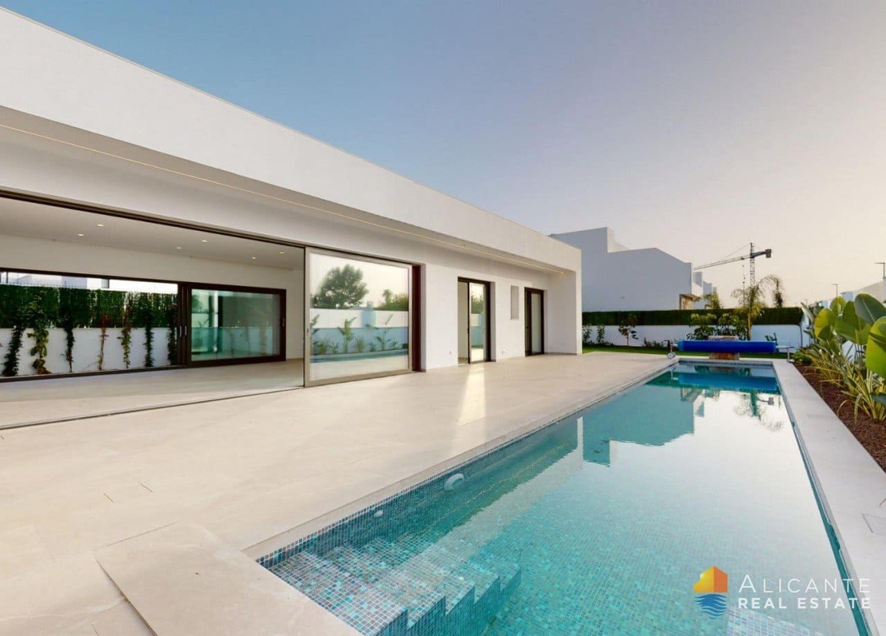 Chalet de 3 habitaciones en Los Alcázares en venta con piscina - 689.900 € (Ref: 7723200)